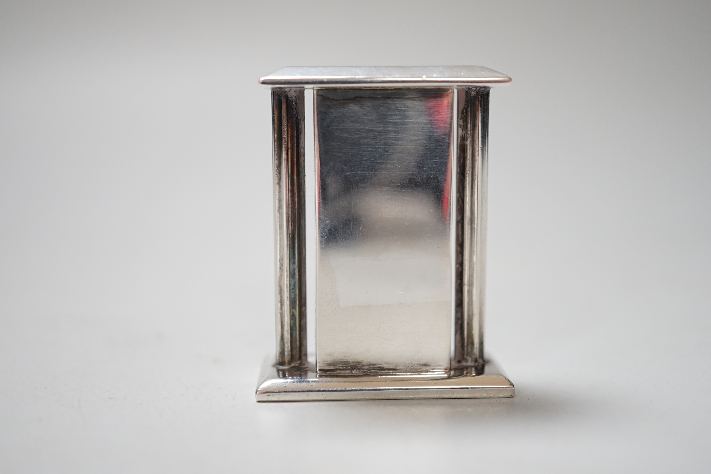 An Elizabeth II miniature silver timepiece, with quartz movement, London 1995, height 4.75cm